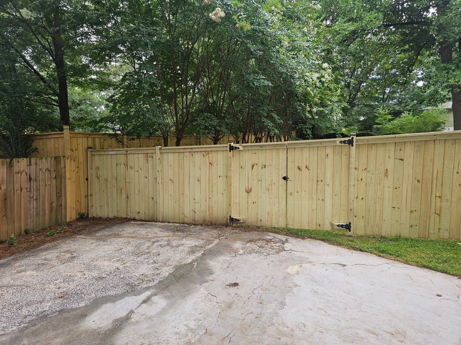 Capped Wood privacy fence installation in Acworth Georgia